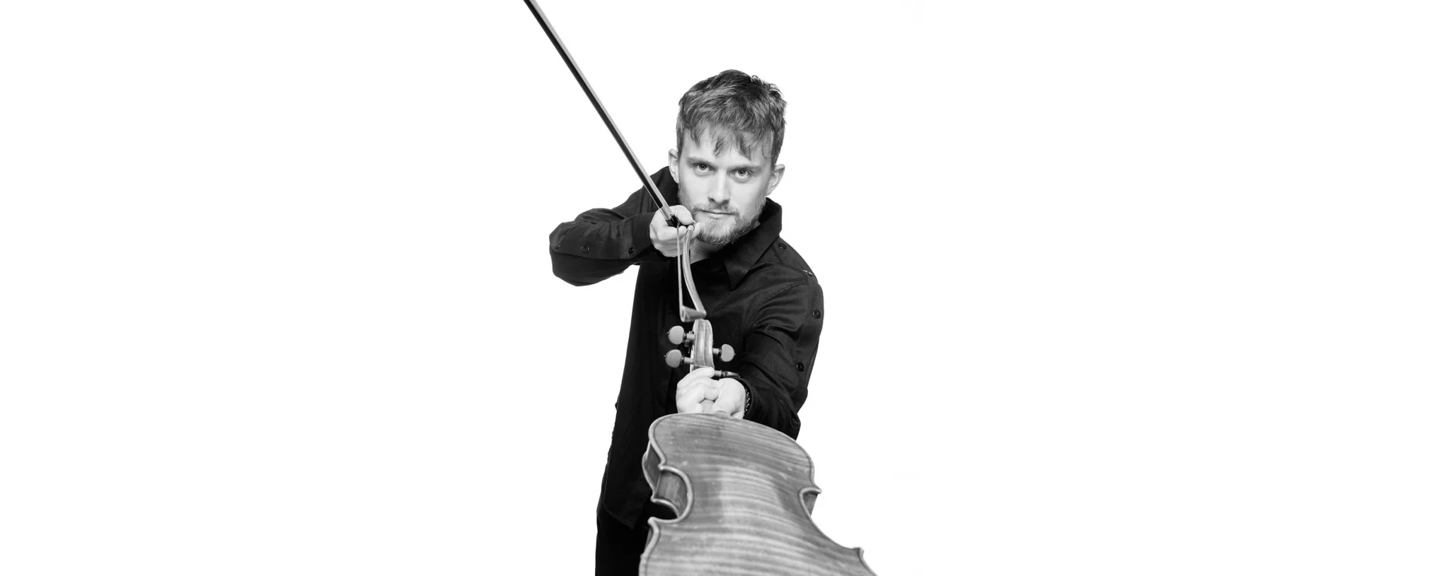 Dmitry Smirnov pointing the bow towards the viewer, black and white. Photo: Matthias Müller
