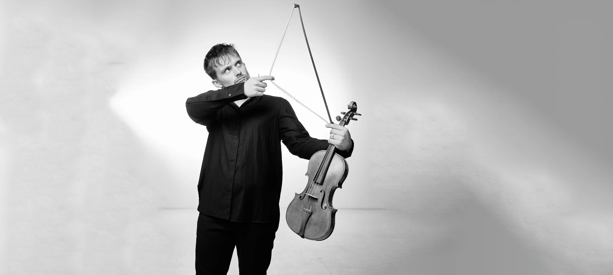 Dmitry Smirnov lifting the bow, black and white. Photo: Matthias Müller