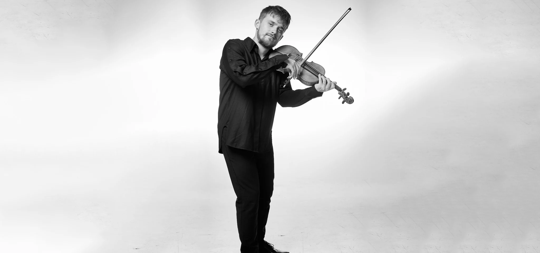 Dmitry Smirnov playing the violin, black and white. Photo: Matthias Müller
